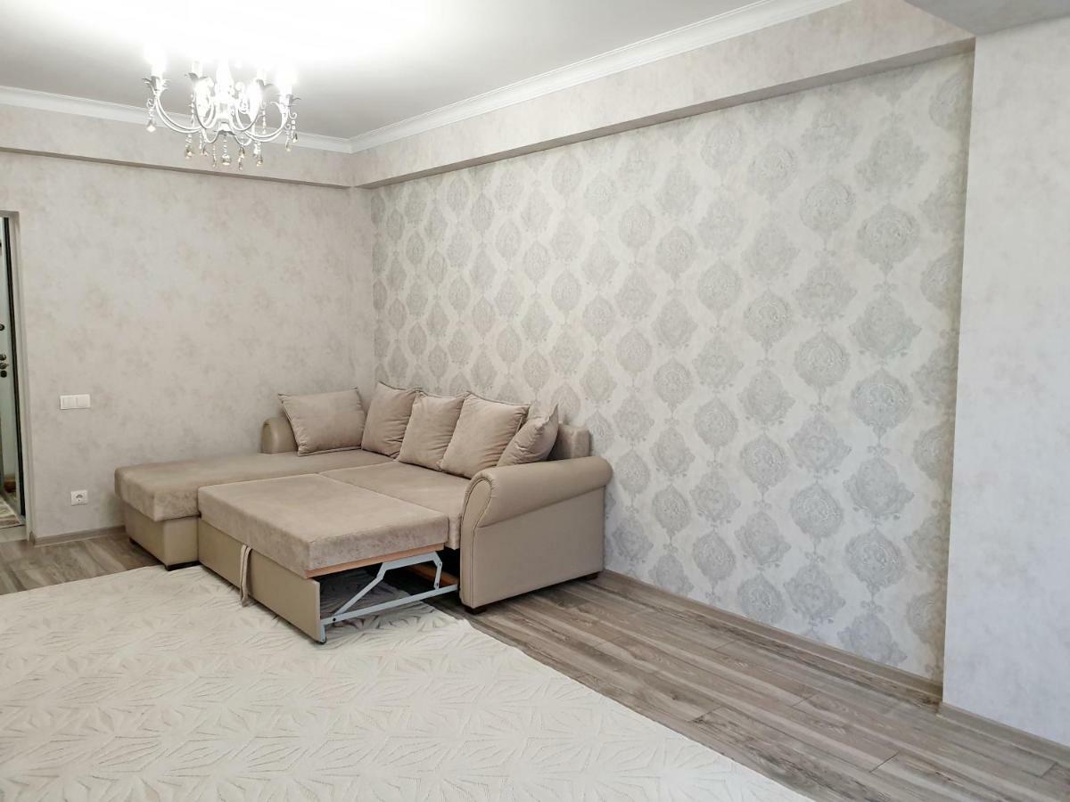 Center Apartment On Albisoara Street 키시나우 외부 사진