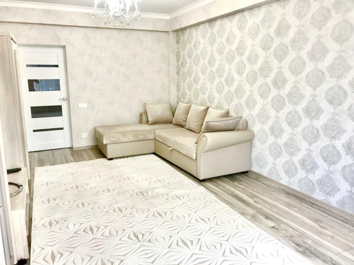 Center Apartment On Albisoara Street 키시나우 외부 사진