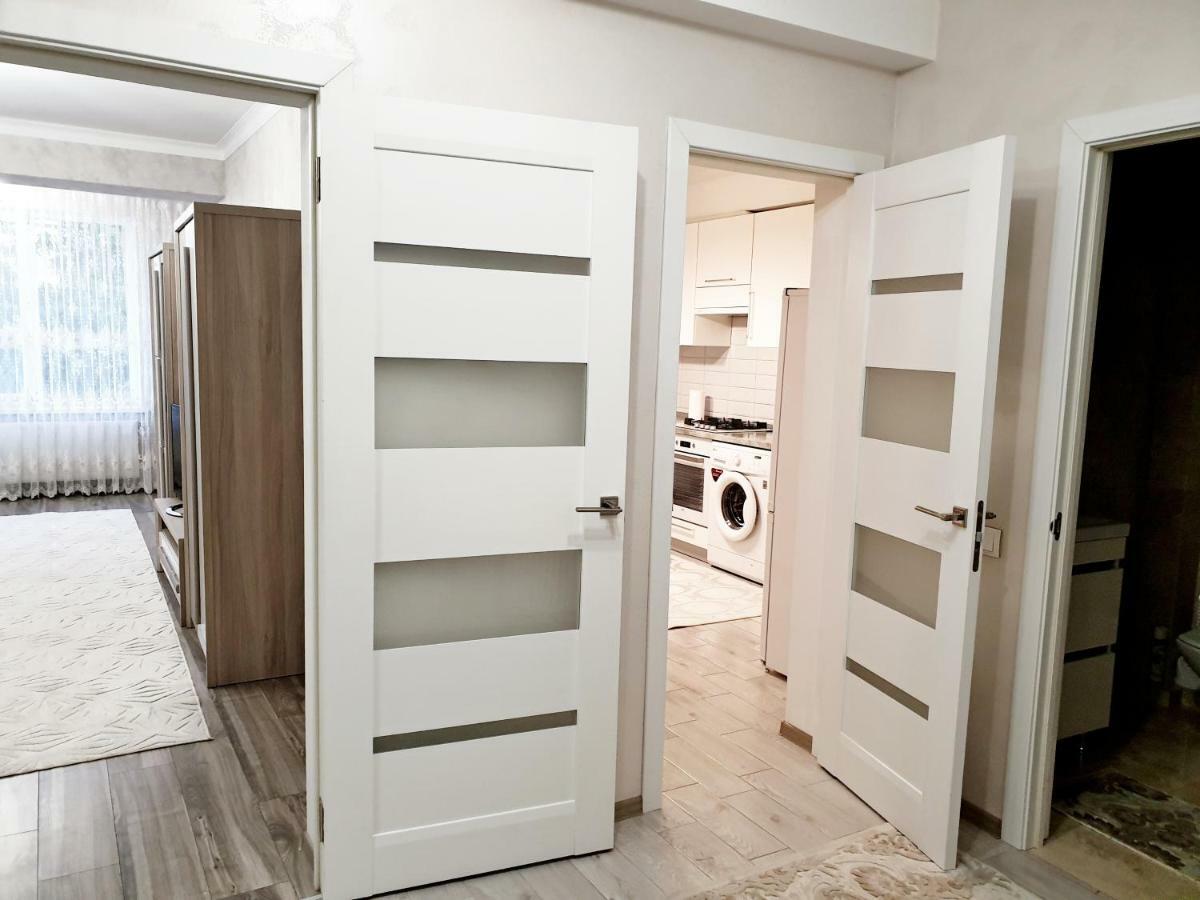 Center Apartment On Albisoara Street 키시나우 외부 사진